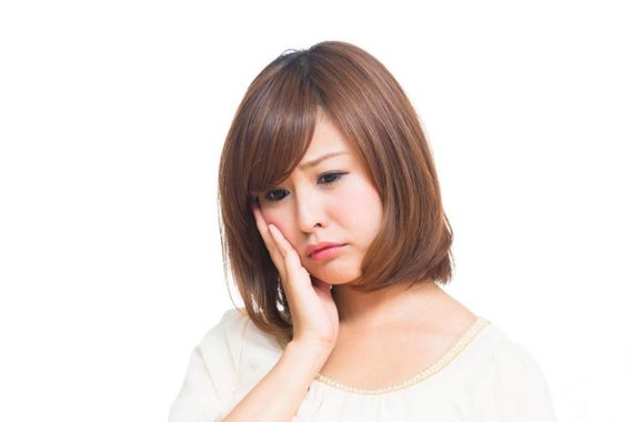 悩んでいるお母さん