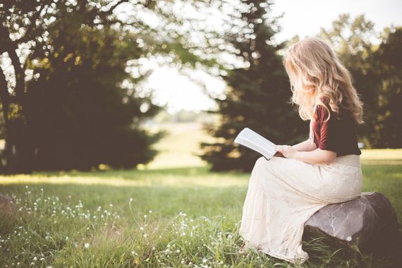 本を読む神秘的な女性