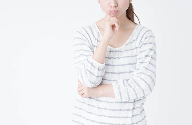 考え事をする女性